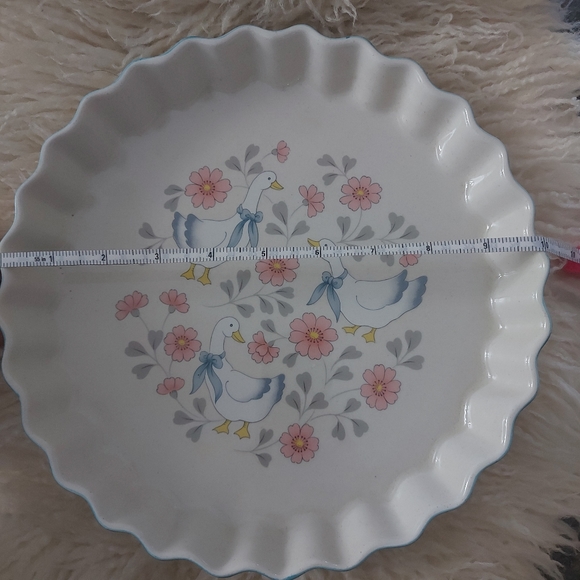 RARE Vintage 1980's Stoneware Pie Plate.  Goose Pattern DISCOUNTED SHIPPING - Picture 3 of 5